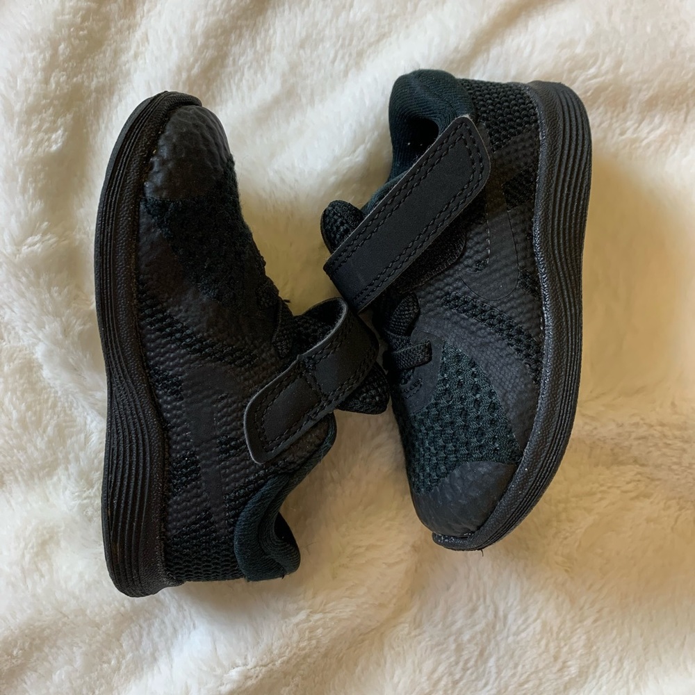 Toddler boy NIKE all black sneaker slip on velcro strap